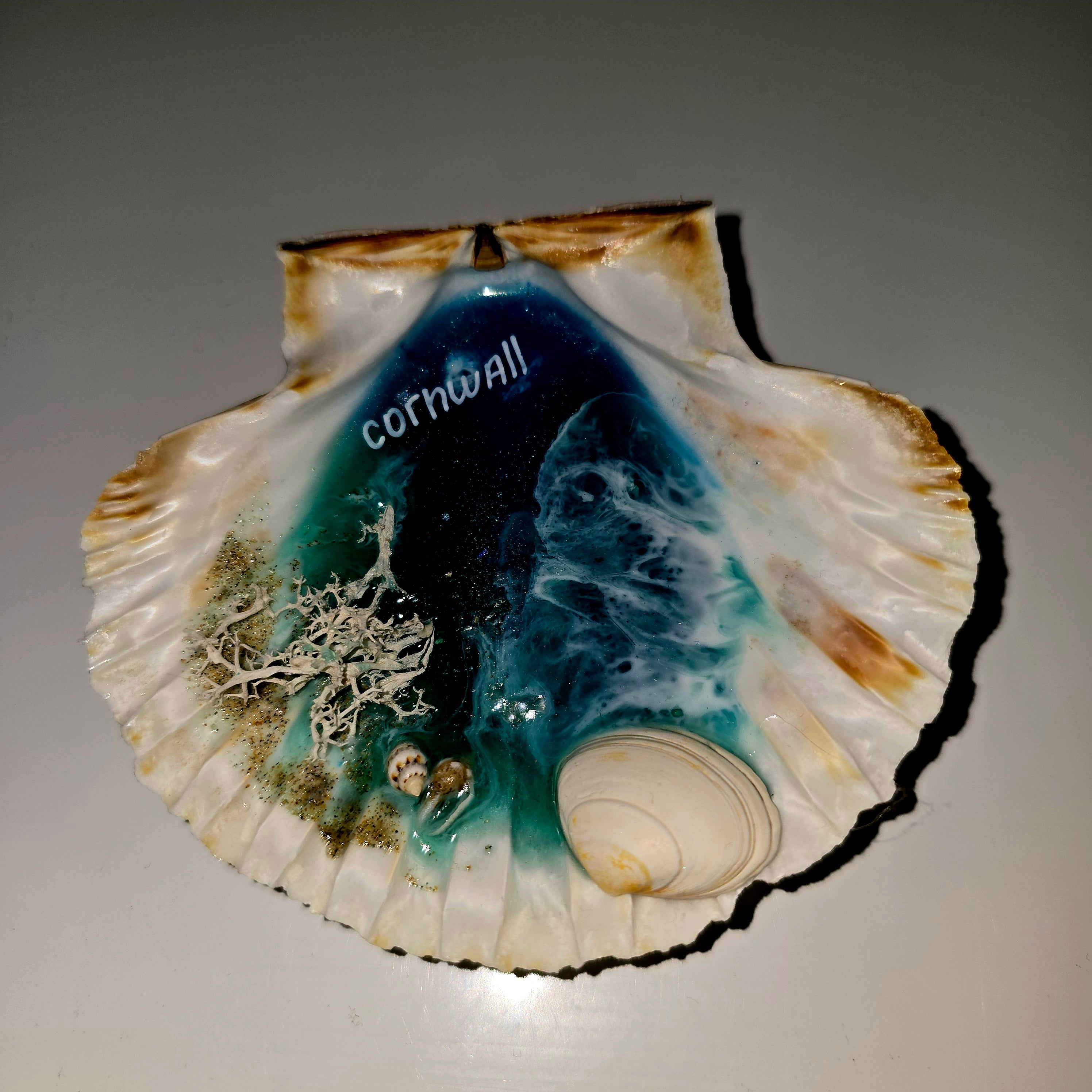 Handmade Resin Seashell Decor – Coastal Theme (8–10 cm)