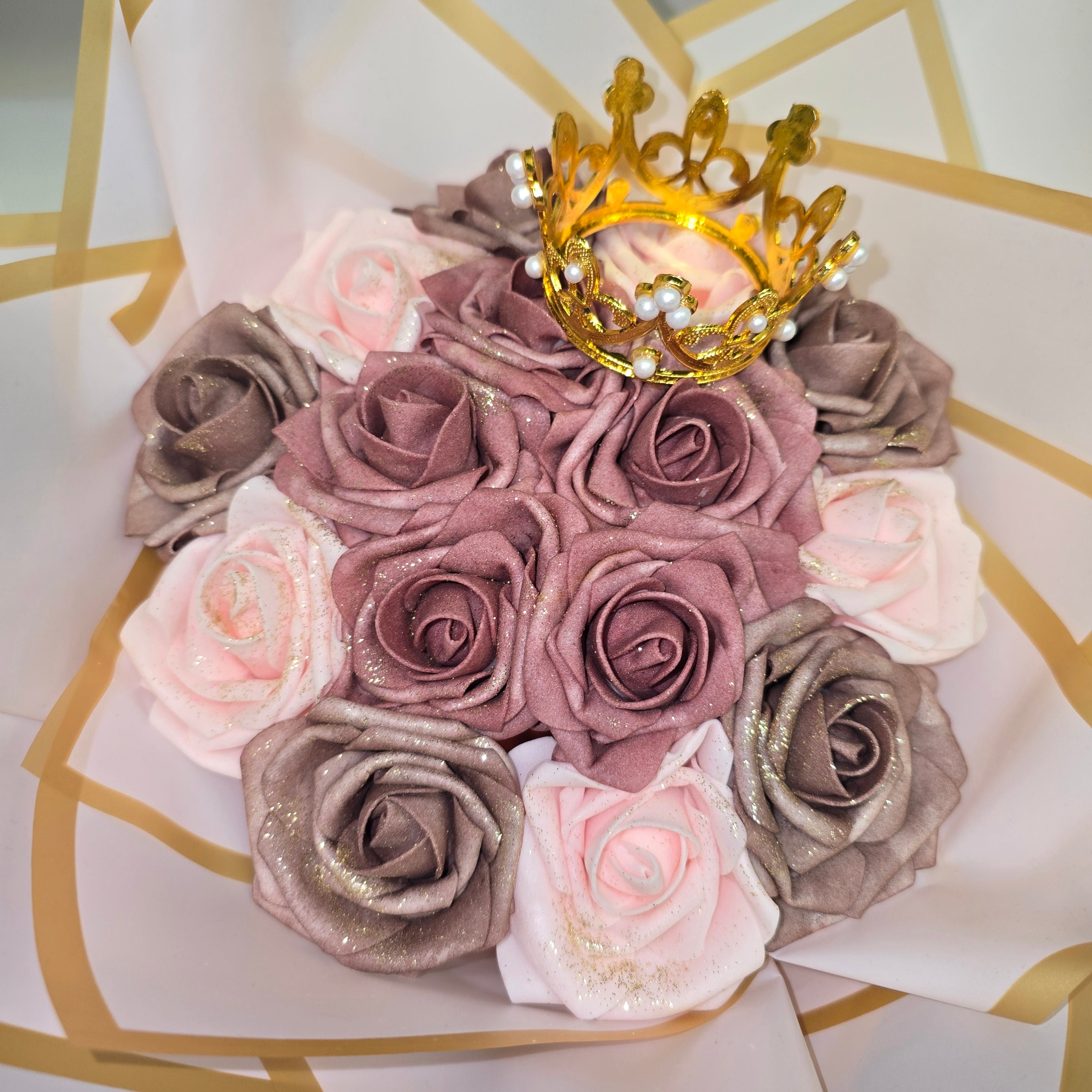 Eternal Rose Bouquet with Decorative Crown – 15 Preserved Roses
