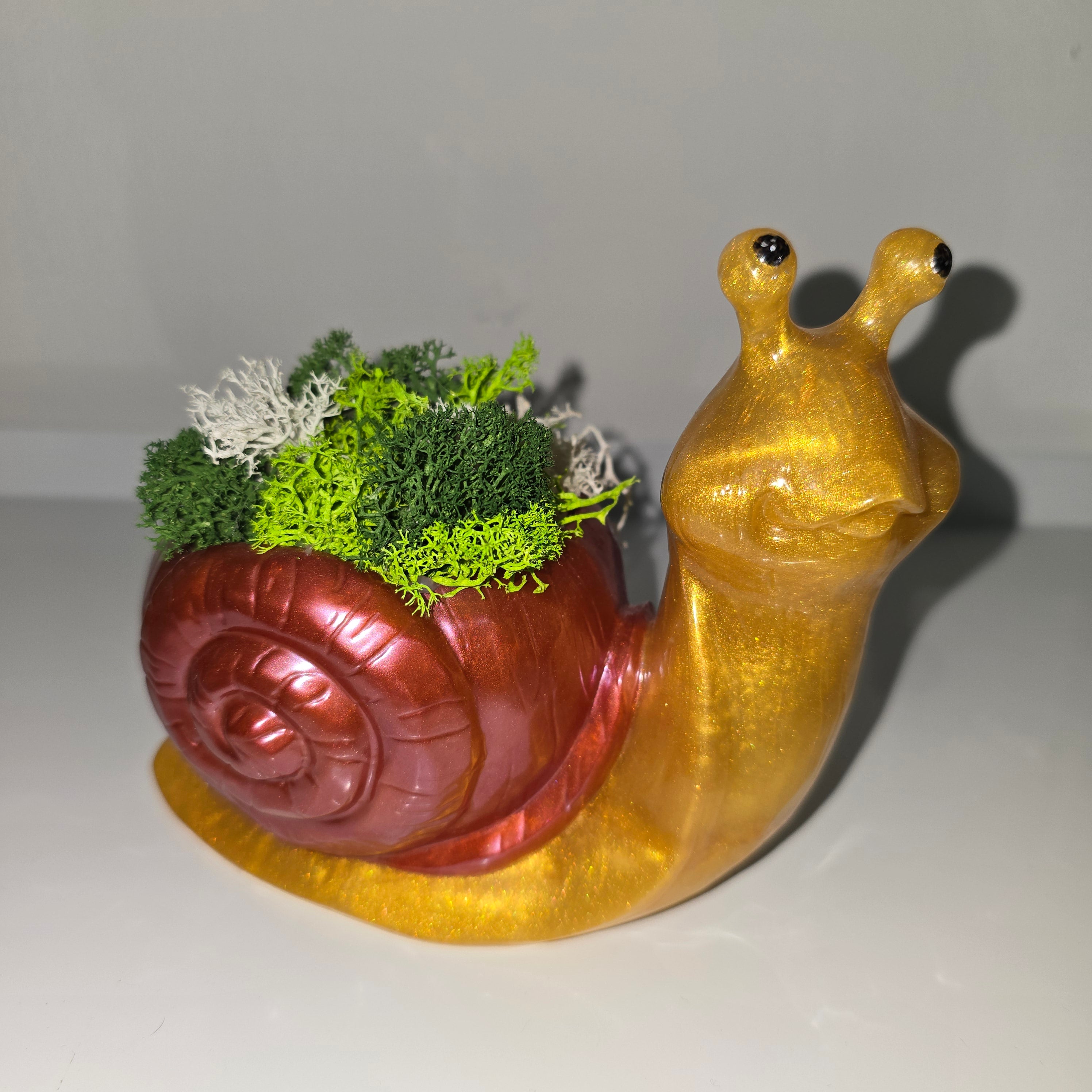 Handmade Resin Snail Decor with Natural Scandinavian Moss – Unique Home Accent (13 × 15 cm)