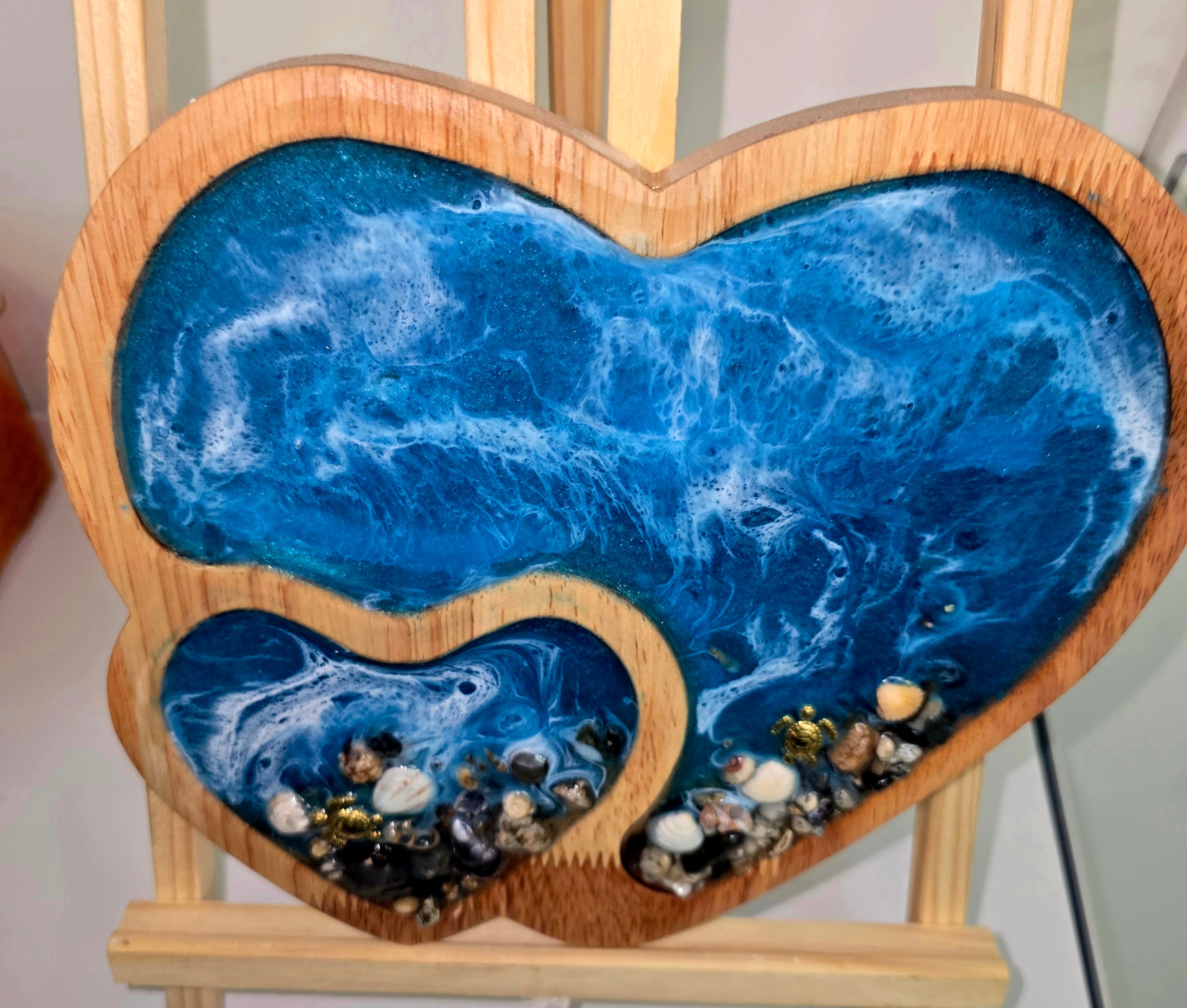 Handmade Heart-Shaped Resin Serving Board – Abstract Decorative Tray (23 × 30 cm)