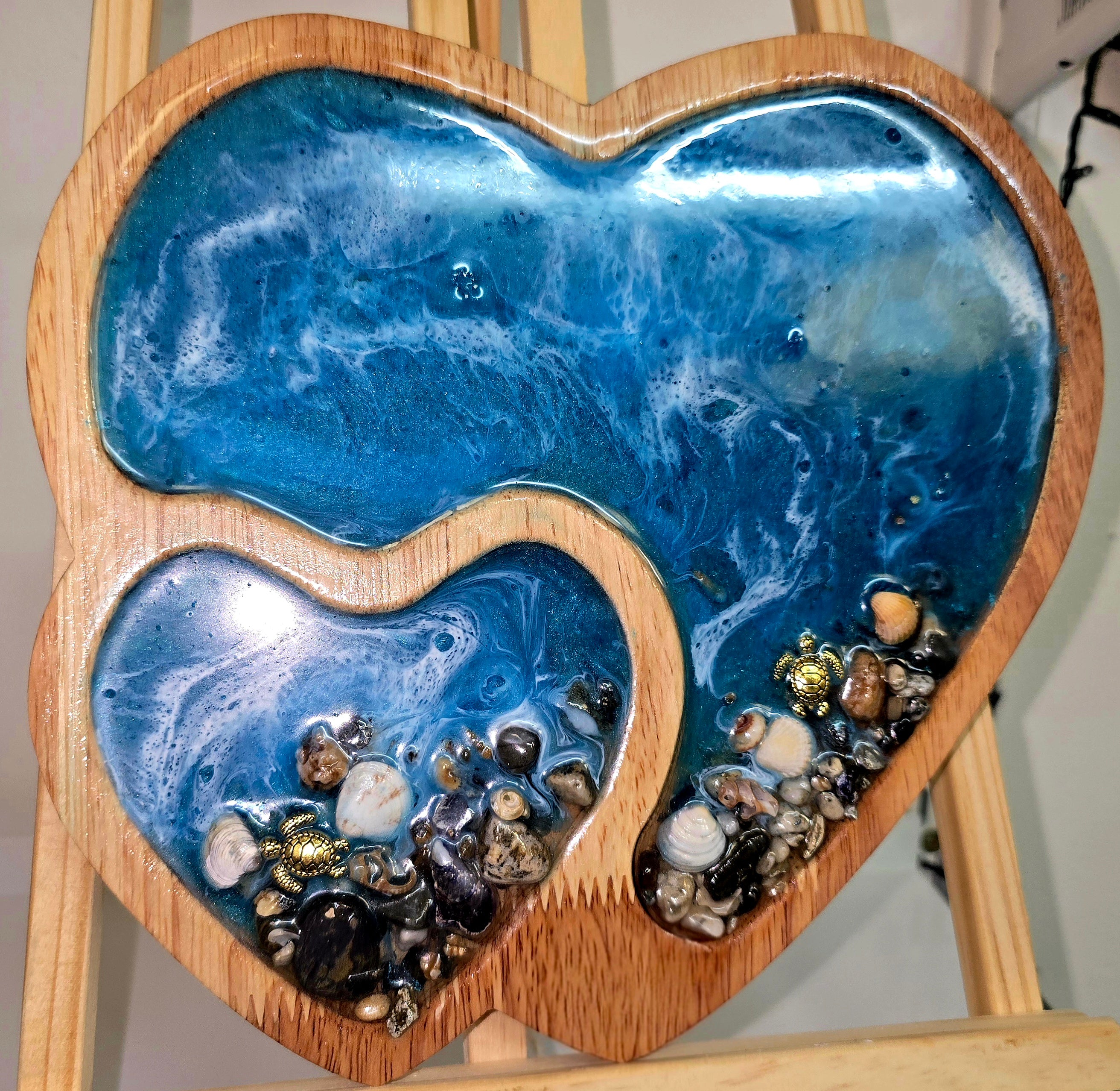 Handmade Heart-Shaped Resin Serving Board – Abstract Decorative Tray (23 × 30 cm)