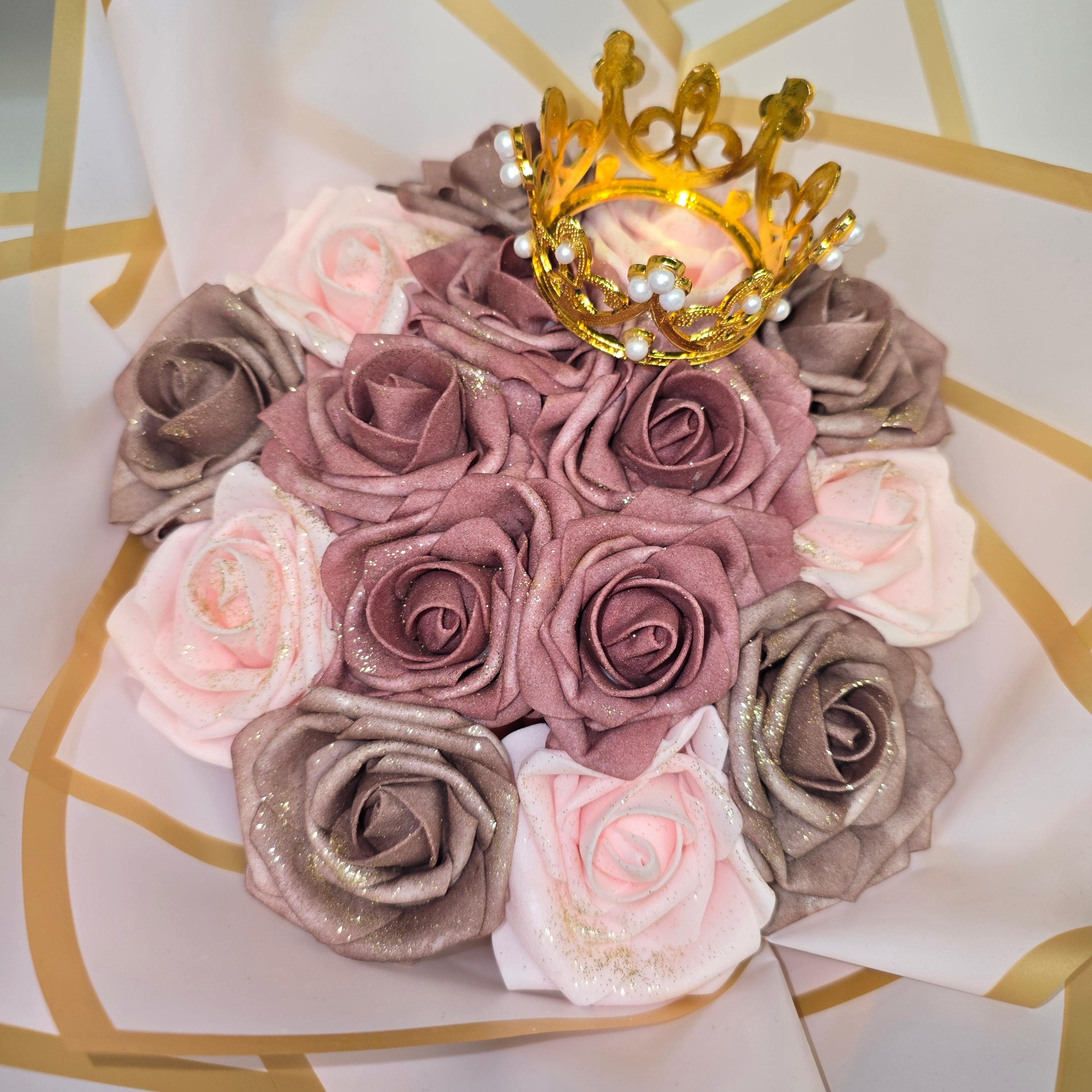 Eternal Rose Bouquet with Decorative Crown – 15 Preserved Roses