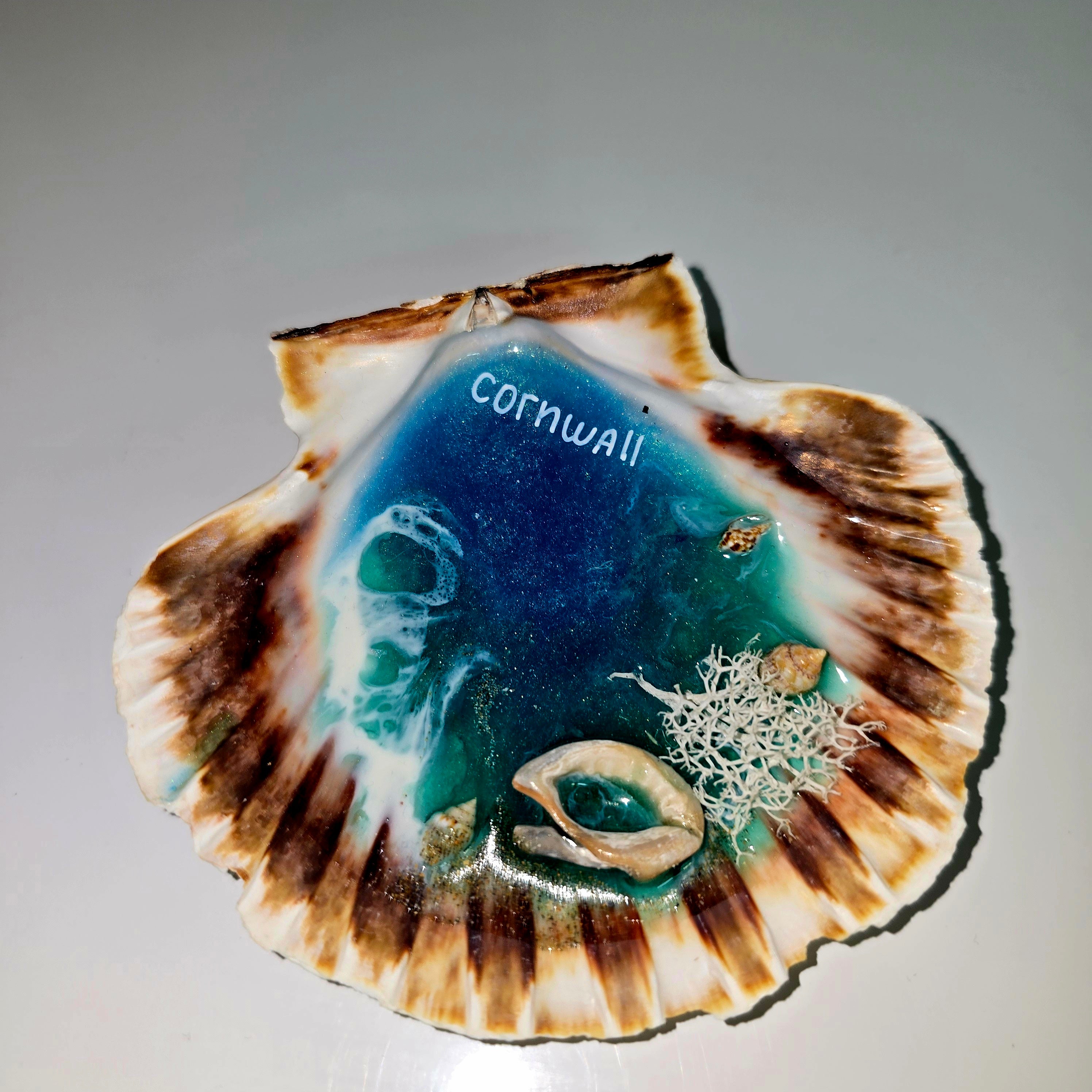 Handmade Resin Seashell Decor – Coastal Theme (8–10 cm)