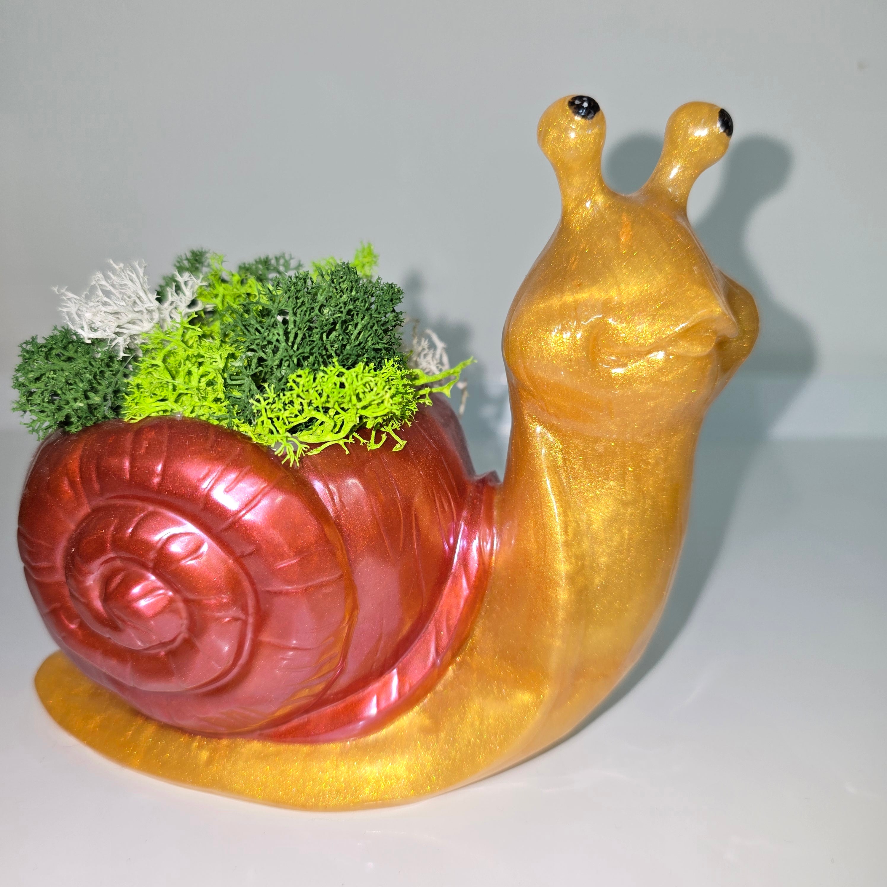 Handmade Resin Snail Decor with Natural Scandinavian Moss – Unique Home Accent (13 × 15 cm)