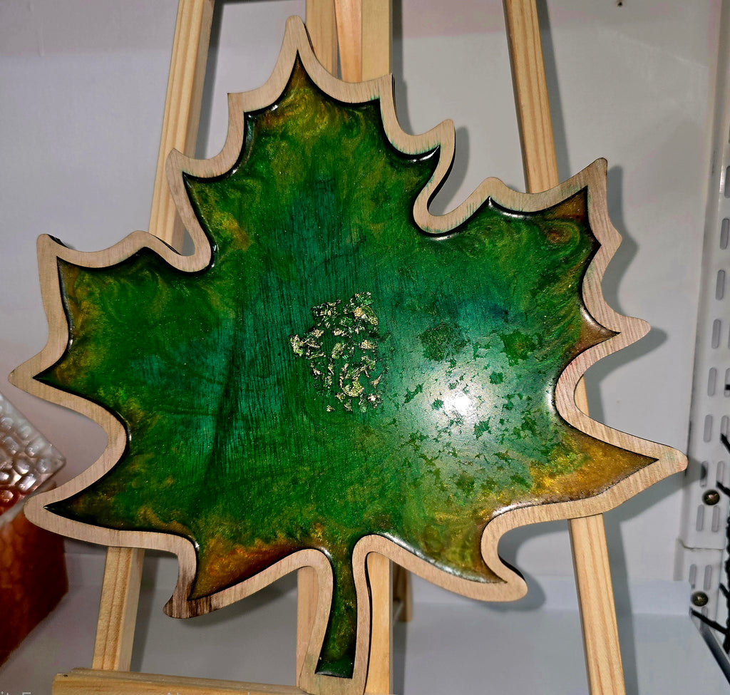 Handmade Maple Leaf Resin Serving Board – Wooden Decorative Tray (29 × 28 cm)