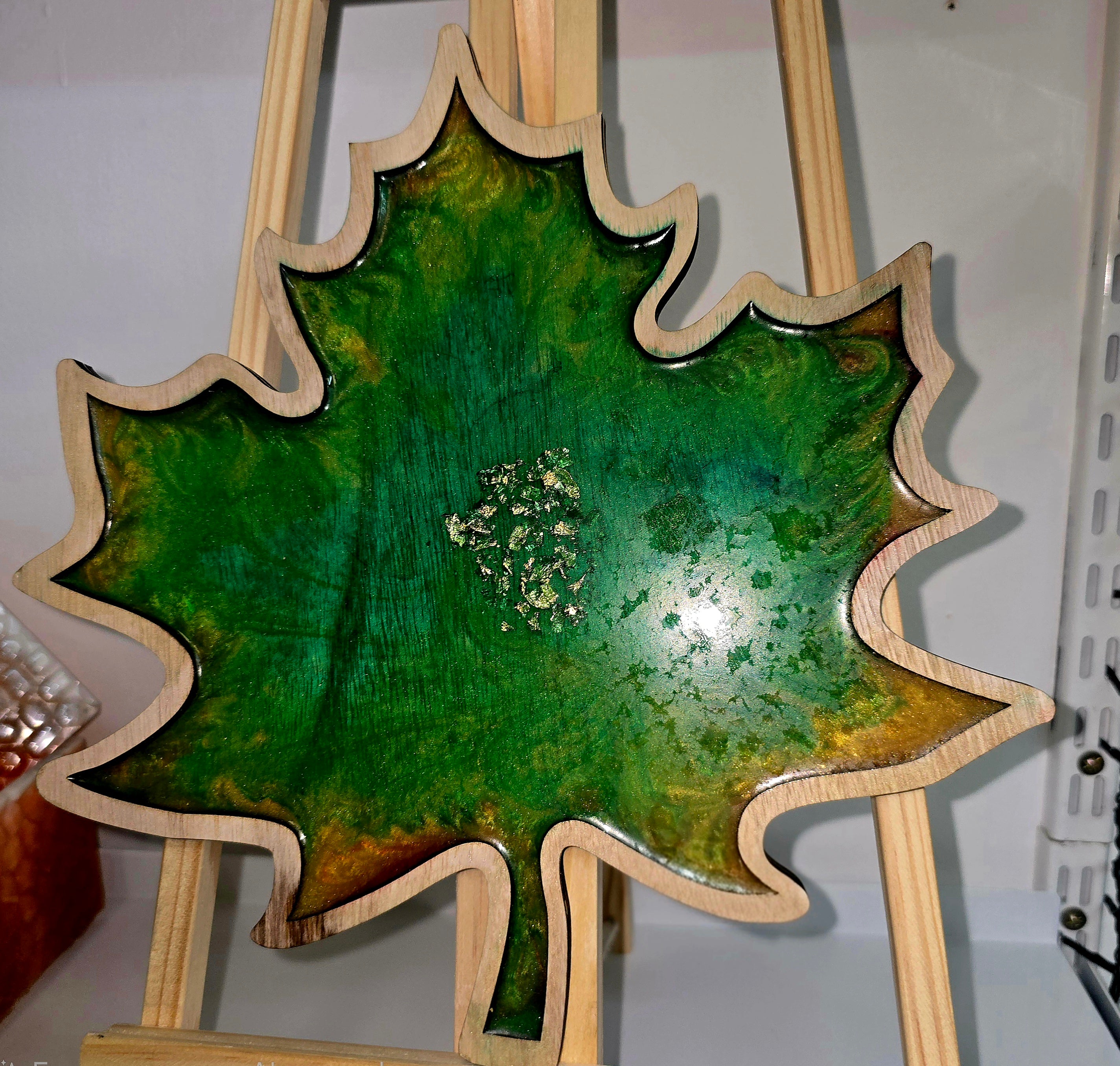 Handmade Maple Leaf Resin Serving Board – Wooden Decorative Tray (29 × 28 cm)