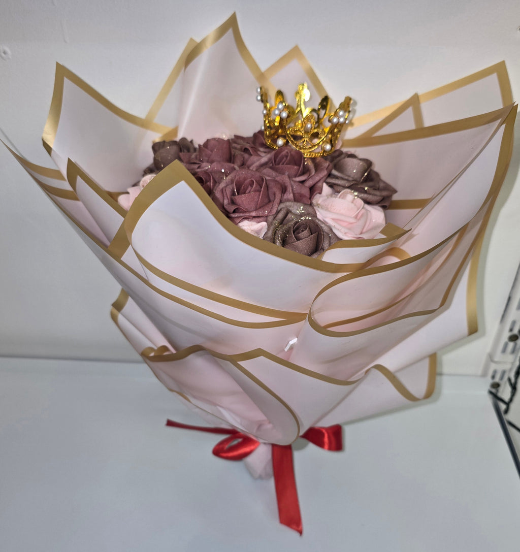 Eternal Rose Bouquet with Decorative Crown – 15 Preserved Roses