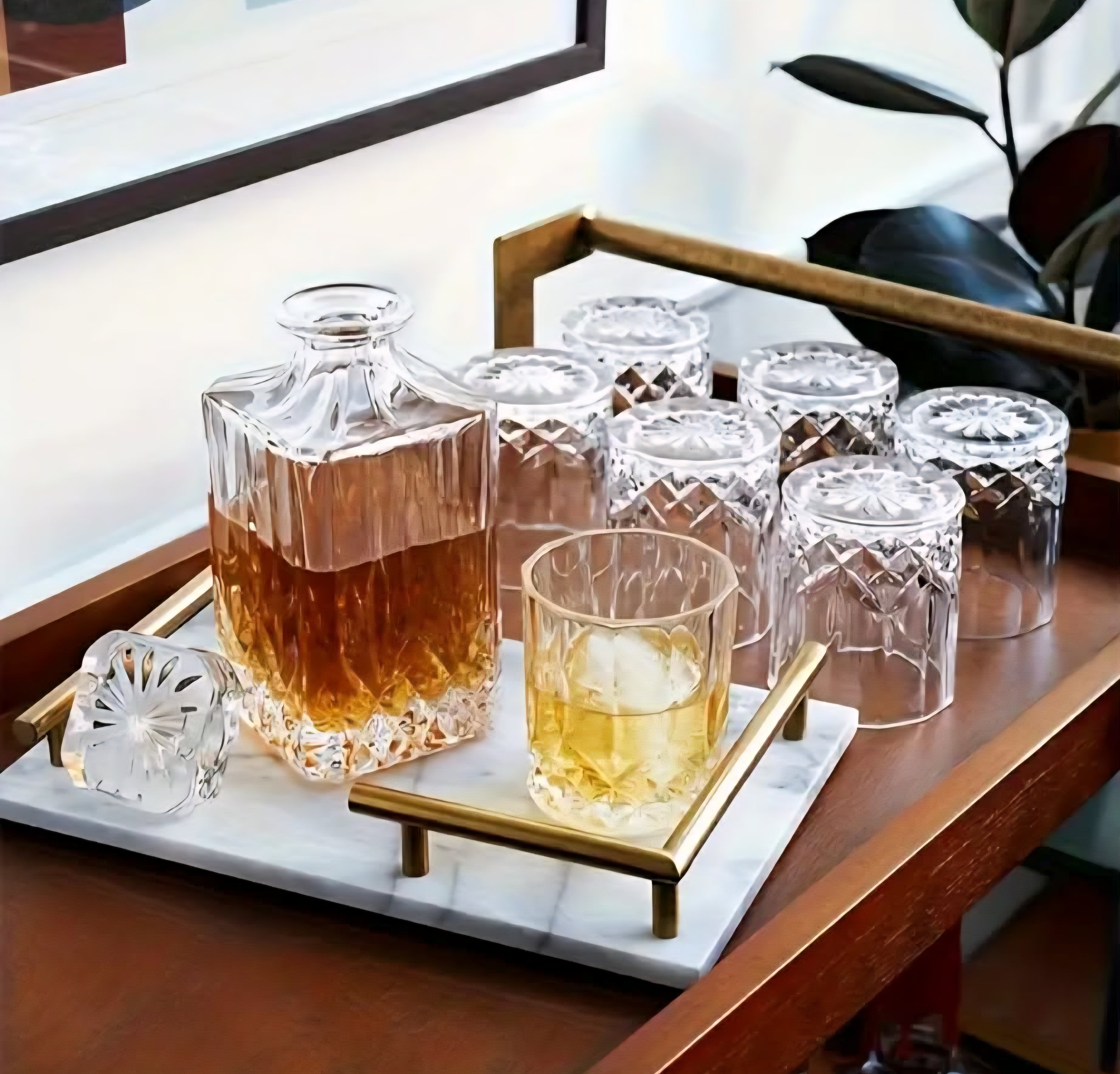 Luxury Whiskey Decanter Set with Glasses – Elegant Crystal Design