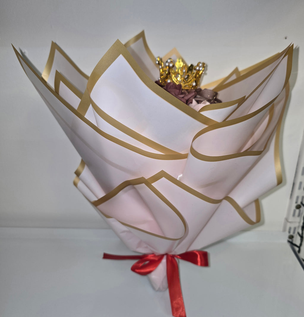 Eternal Rose Bouquet with Decorative Crown – 15 Preserved Roses