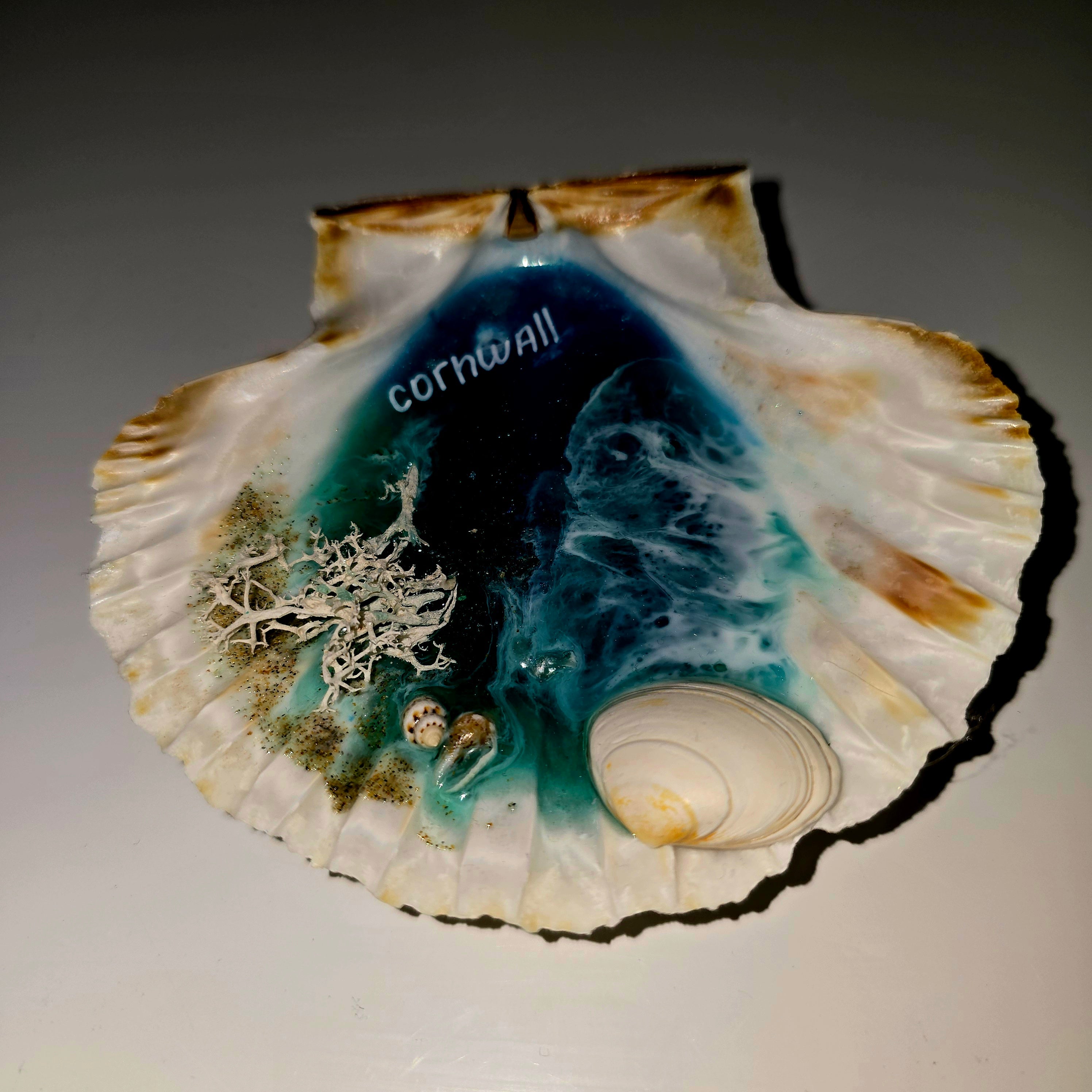 Handmade Resin Seashell Decor – Coastal Theme (8–10 cm)