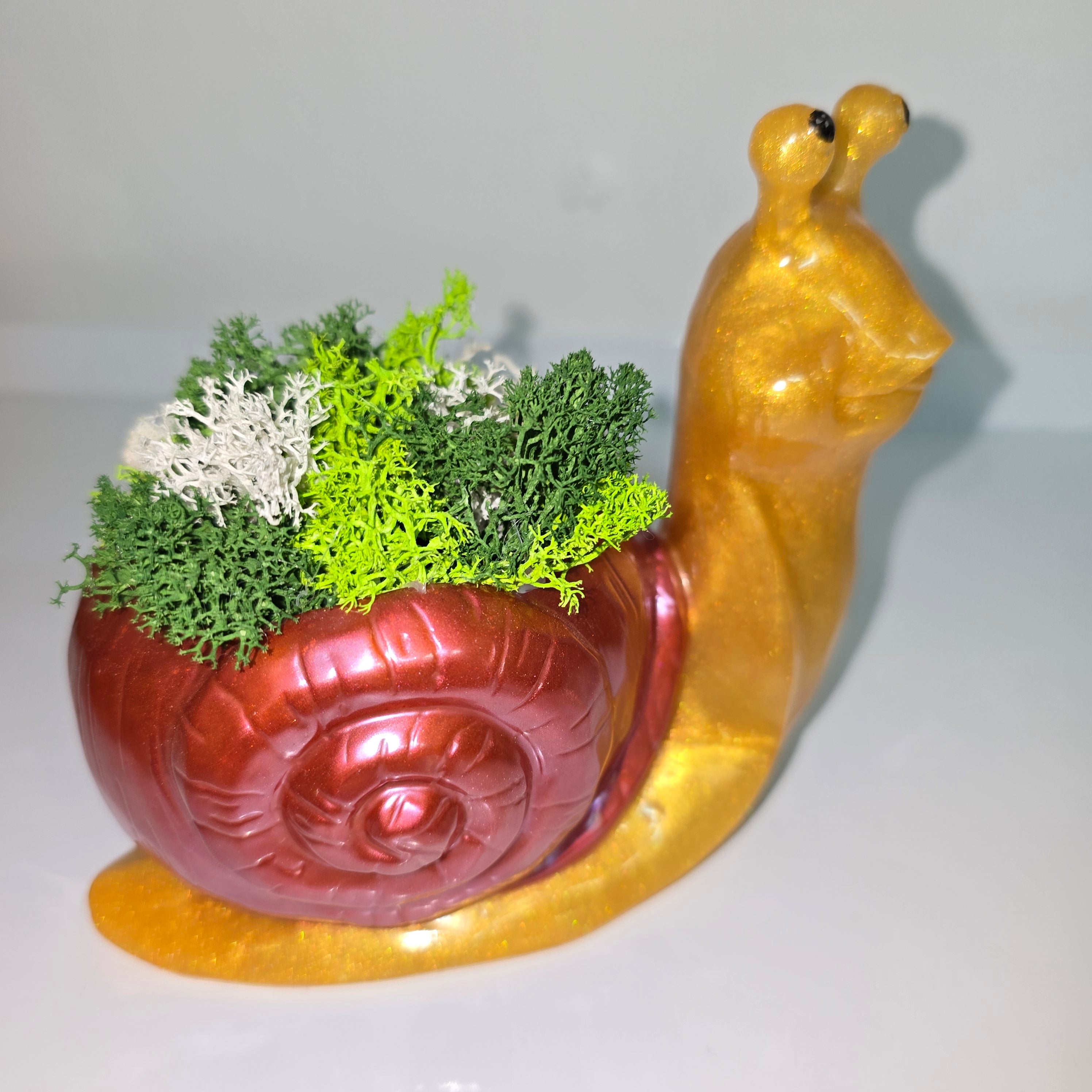 Handmade Resin Snail Decor with Natural Scandinavian Moss – Unique Home Accent (13 × 15 cm)