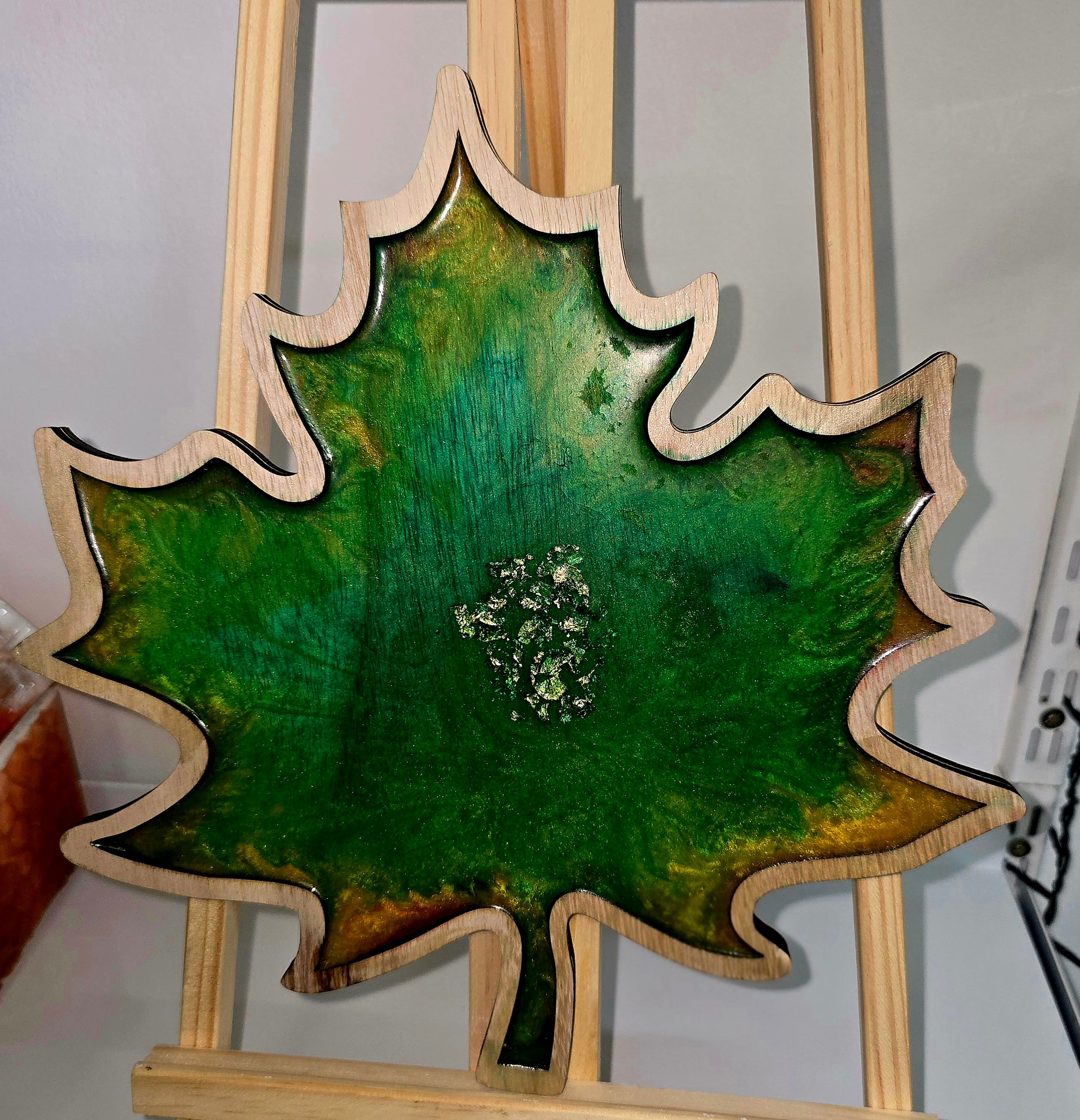 Handmade Maple Leaf Resin Serving Board – Wooden Decorative Tray (29 × 28 cm)