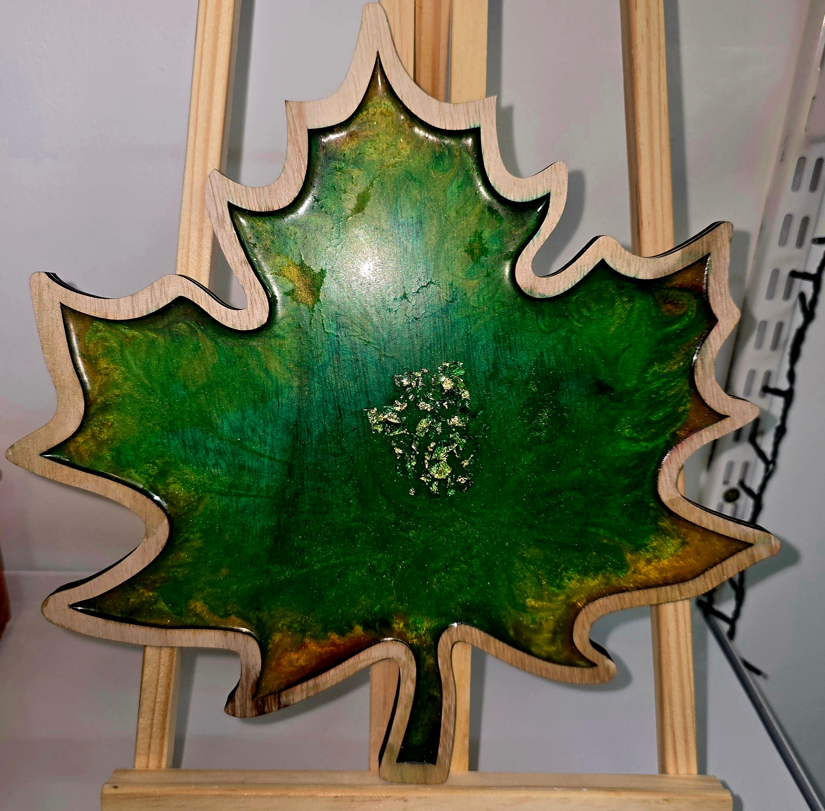 Handmade Maple Leaf Resin Serving Board – Wooden Decorative Tray (29 × 28 cm)