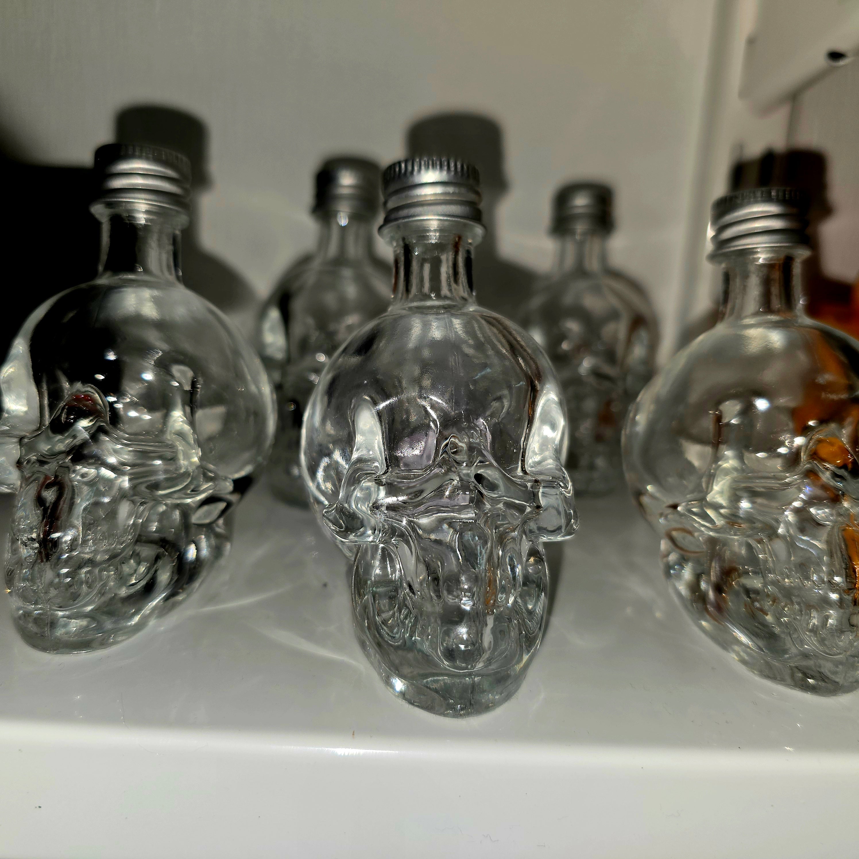 Mini Skull Glass Bottle – 9 cm Decorative Spirit Bottle