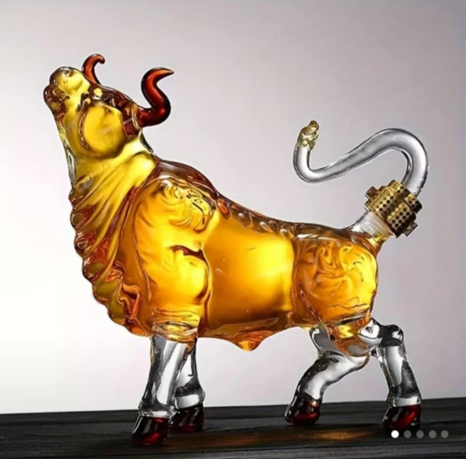 Luxury Bull-Shaped Glass Whiskey Decanter – 1000 ml Crystal Decanter with Aerator