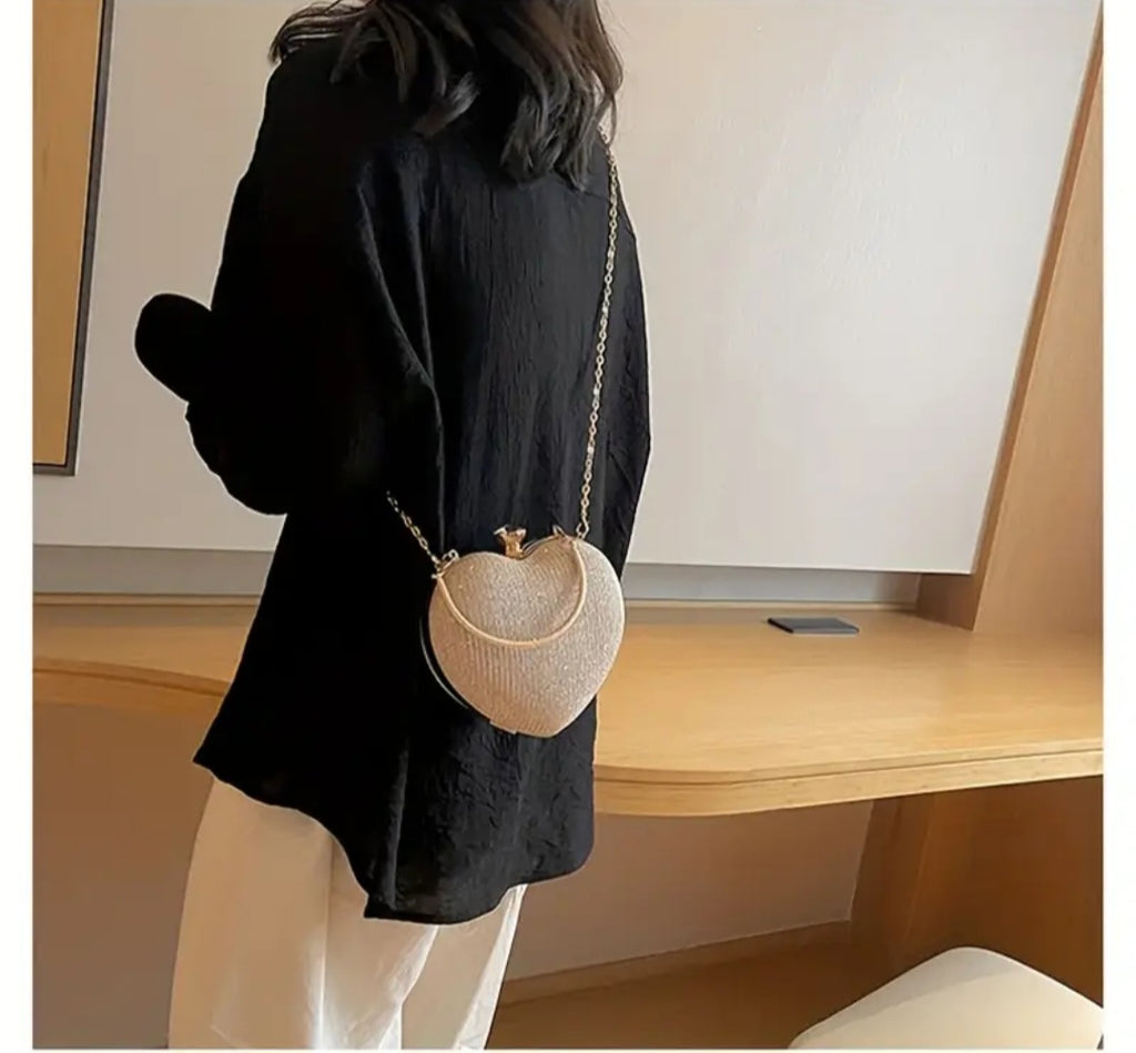 Elegant Heart-Shaped Evening Clutch – Women’s Chain Crossbody Bag
