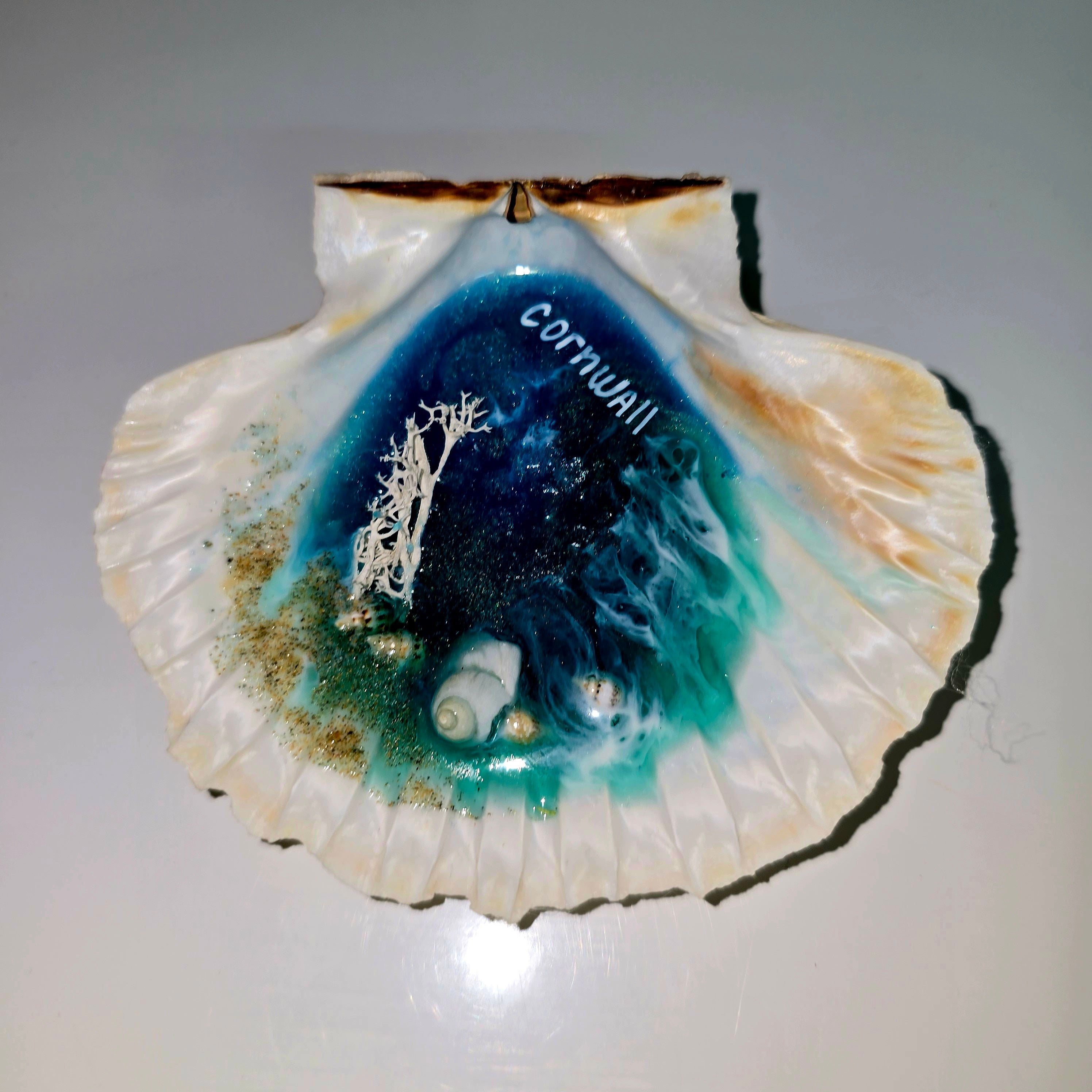 Handmade Resin Seashell Decor – Coastal Theme (8–10 cm)