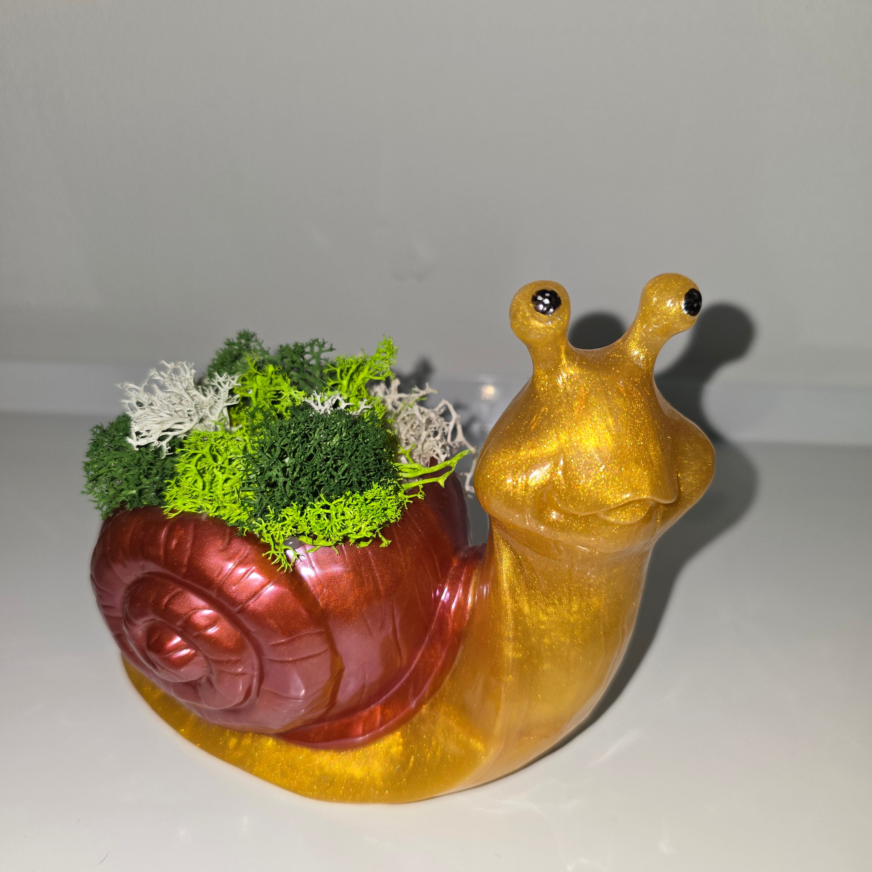 Handmade Resin Snail Decor with Natural Scandinavian Moss – Unique Home Accent (13 × 15 cm)