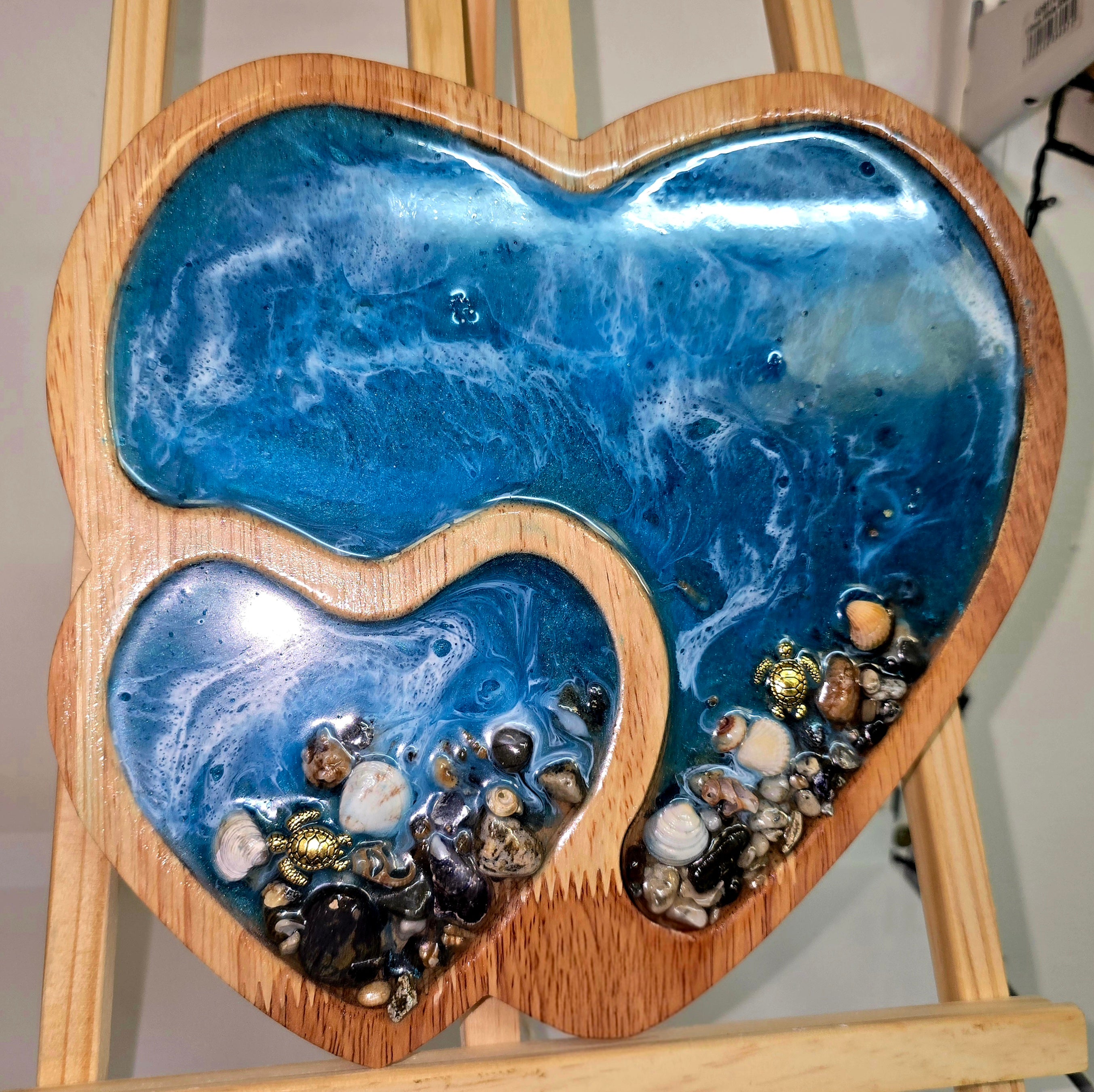 Handmade Heart-Shaped Resin Serving Board – Abstract Decorative Tray (23 × 30 cm)