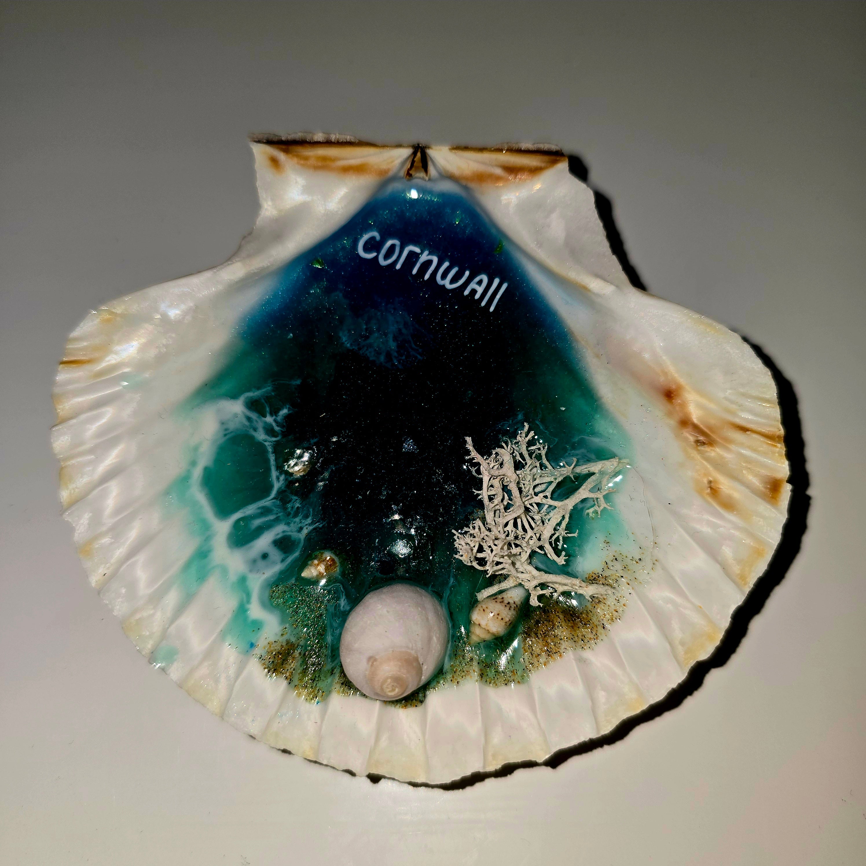 Handmade Resin Seashell Decor – Coastal Theme (8–10 cm)