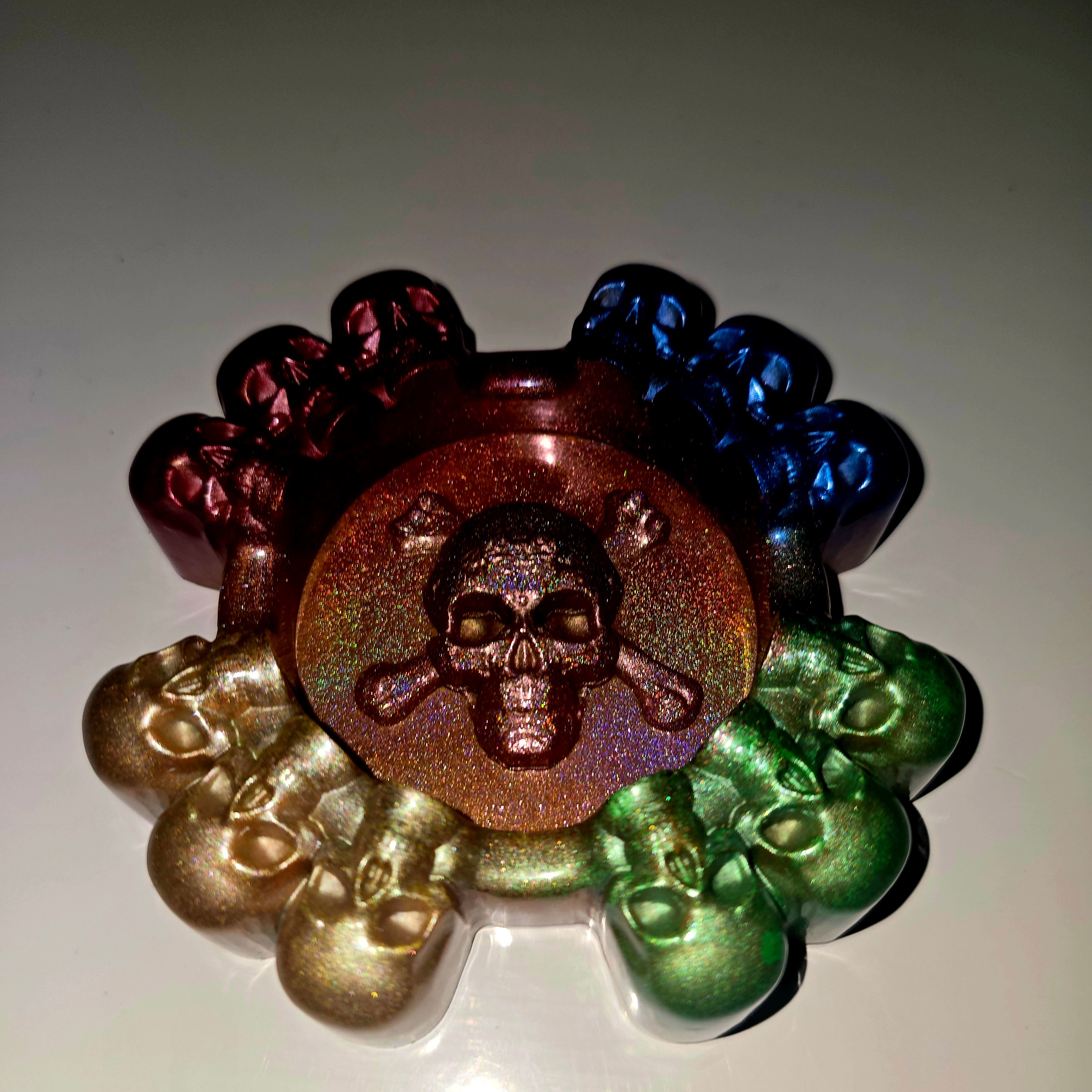 Handmade Skull Ashtray – Resin Gothic Home Decor, 12 cm Round, Unique Colors